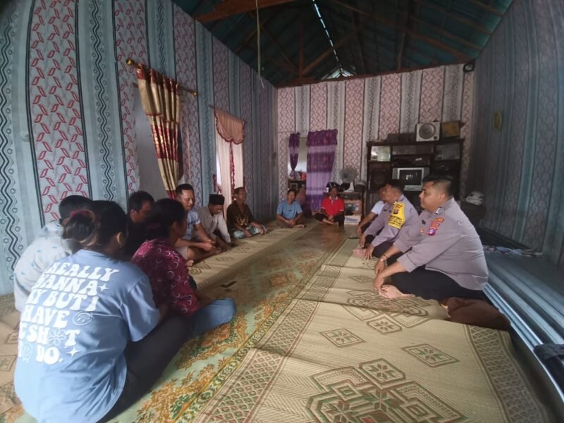Wujud Kedekatan Dengan Masyarakat, Bhabinkamtibmas Aktif Sambangi Warga Desa Binaanya