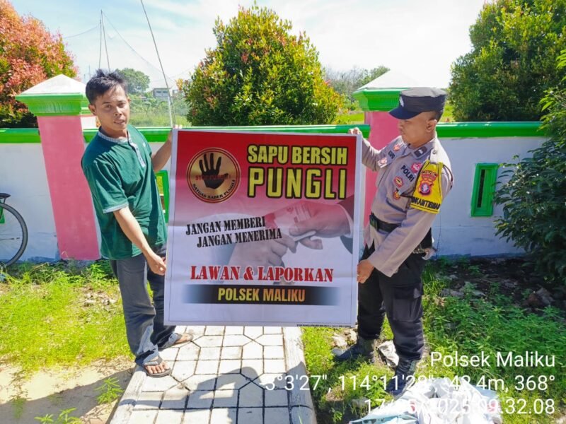 Bhabinkamtibmas Polsek Maliku Himbau Warga Desa Binaannya mendukung Program Saber Pungli