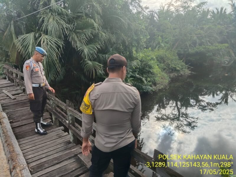 Personel Polsek Kahayan Kuala melaksanakan kegiatan monitoring & obsevasi debit air Sei Kahayan wilayah Kecamatan Kahayan Kuala