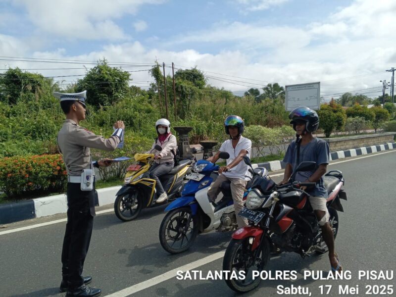 Sat Lantas Polres Pulang Pisau Laksanakan Himbauan Kamseltibcarlantas Secara Humanis untuk Cegah Kecelakaan