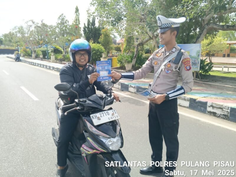 Satlantas Polres Pulang Pisau Bagikan Brosur Kamseltibcarlantas kepada Pengendara