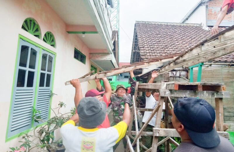 Kepedulian Bersama, Babinsa Beserta Masyarakat Kepanjenkidul Gotong Royong Perbaiki Atap Rumah Warga