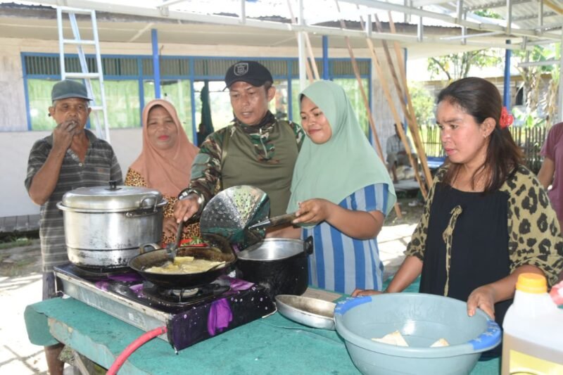 Keseruan Ibu-Ibu Haruyan Siapkan Santap Siang untuk Satgas TMMD ke-124
