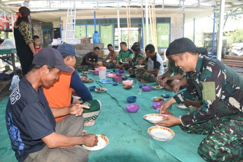 Kehangatan Kebersamaan Warnai Santap Siang Satgas TMMD ke-124 Bersama Warga Haruyan
