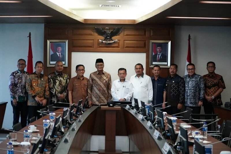 Sekda Tanjab Barat Sampaikan Usulan Strategis Infrastruktur ke Kementerian PUPR