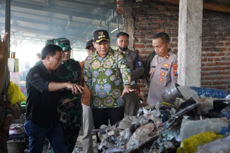 Sidak ke Produsen Tahu di Krian, Bupati Subandi Tawarkan Solusi Alternatif
