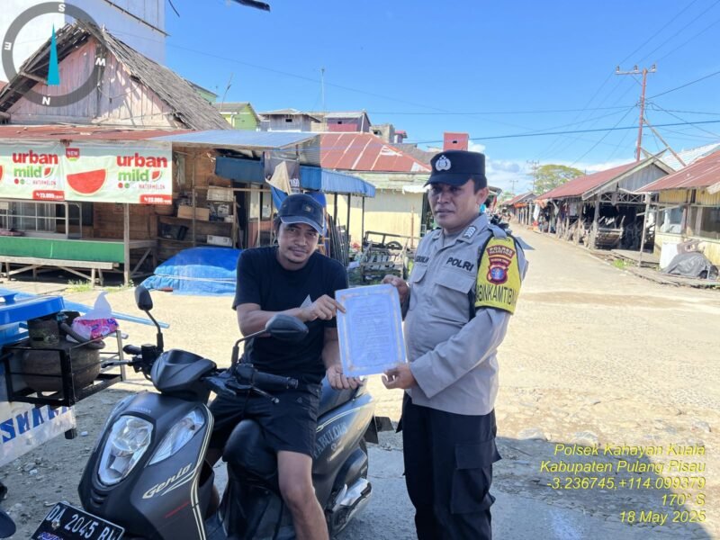 Personel Polsek Kahayan Kuala melaksanakan sosialisasi Maklumat Kapolda Kateng terkait mengemukakan pendapat di muka umum