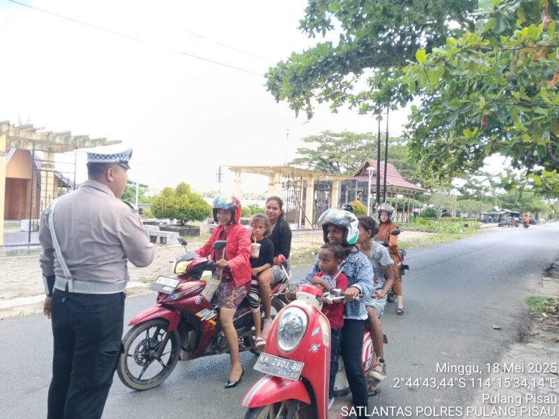 Sat Lantas Polres Pulang Pisau Laksanakan Himbauan Kamseltibcarlantas Secara Humanis untuk Cegah Kecelakaan