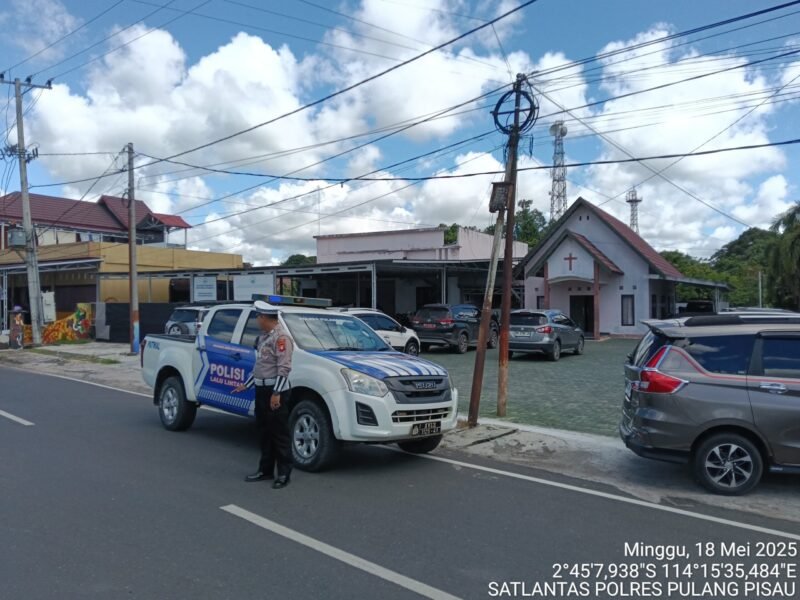 Personel Satlantas Polres Pulang Pisau Turun Laksanakan Pengaturan Arus Lalu Lintas Di Depan Gereja