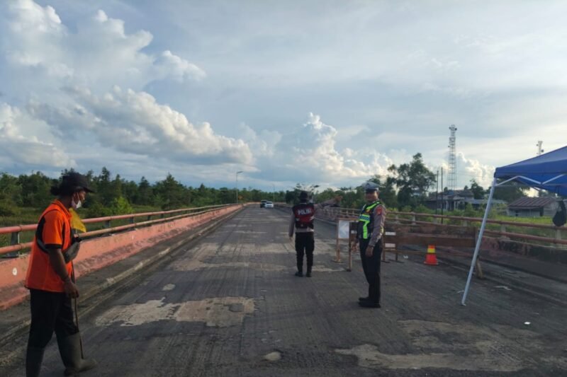 Polres Pulang Pisau Jaga Ketertiban Saat Perbaikan Jembatan Tumbang Nusa, Arus Lalu Lintas Diatur Bergantian
