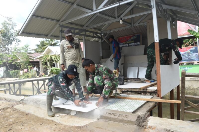 Sinergi TNI-Polri dan Warga HST Kejar Target Rehab Poskampling TMMD