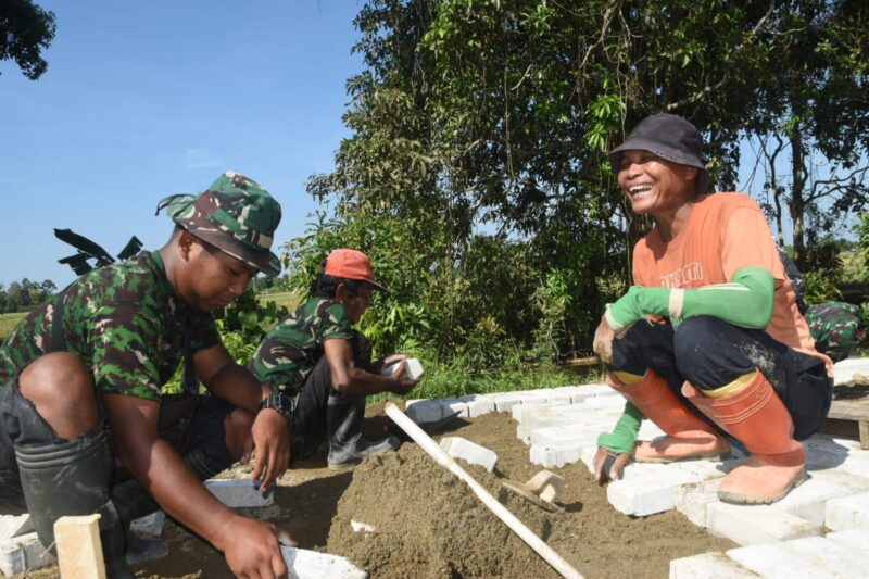 Satgas TMMD ke-124 Kodim HST Pacu Pembangunan Jalan di Desa Pengambau Hilir Luar: Semangat Tak Surut di Bawah Terik Matahari