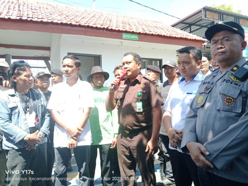 Warga Temon Kepung Kantor Kejari dan Polres Ponorogo, Tuntut Usut Dugaan Korupsi Keuangan Desa