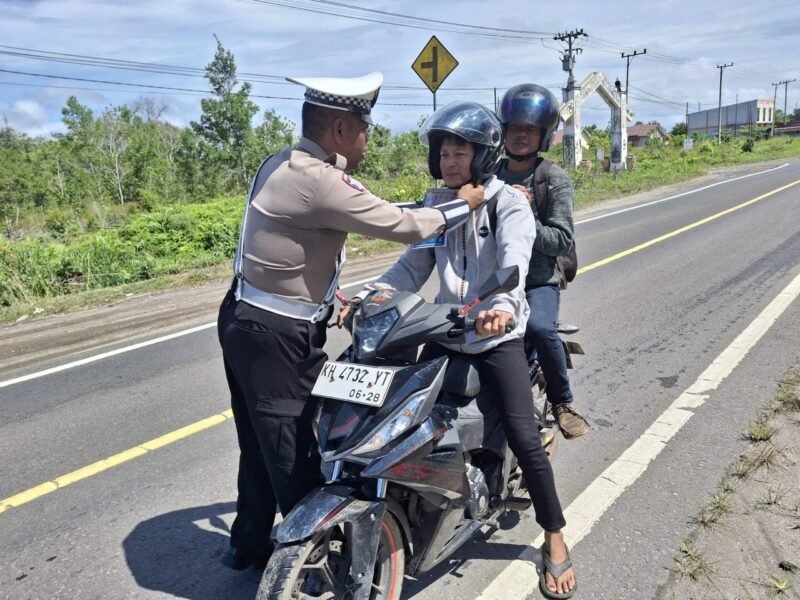 Ingatkan Pengendara Selalu Klik Helm Untuk Keselamatan