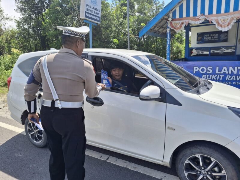 Satlantas Polres Pulang Pisau Bagikan Brosur Kamseltibcarlantas kepada Pengendara