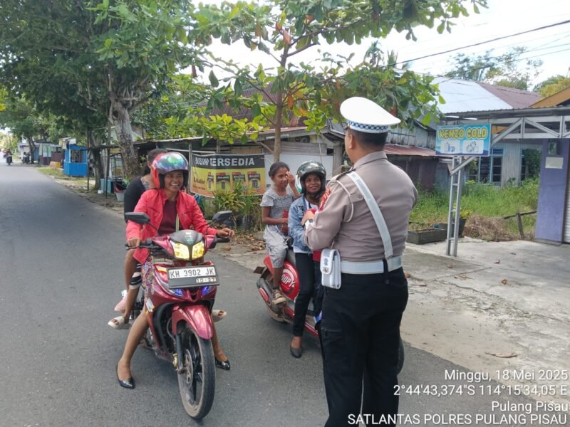 Sat Lantas Polres Pulang Pisau Laksanakan Himbauan Kamseltibcarlantas Secara Humanis untuk Cegah Kecelakaan