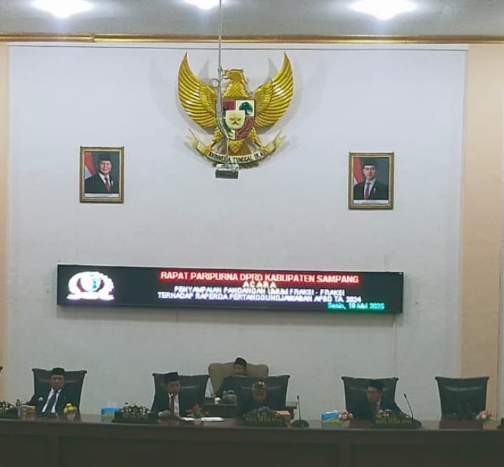 Bu,pati Sampang Serta Wakil Bupati Sampang Menghadiri Rapat Dewan