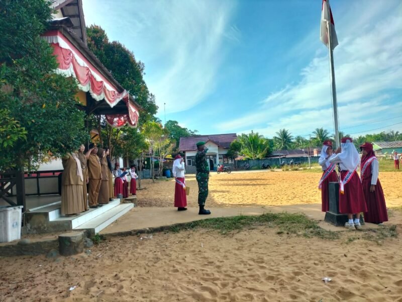Babinsa Temajuk Jadi Inspektur Upacara Di Sekolah Dasar 16 Temajuk