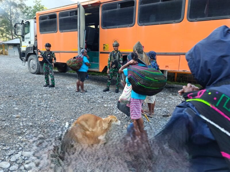 Satgas Yonif 611/Awang Long Laksanakan Pengawalan Bus Warga Desa Banti