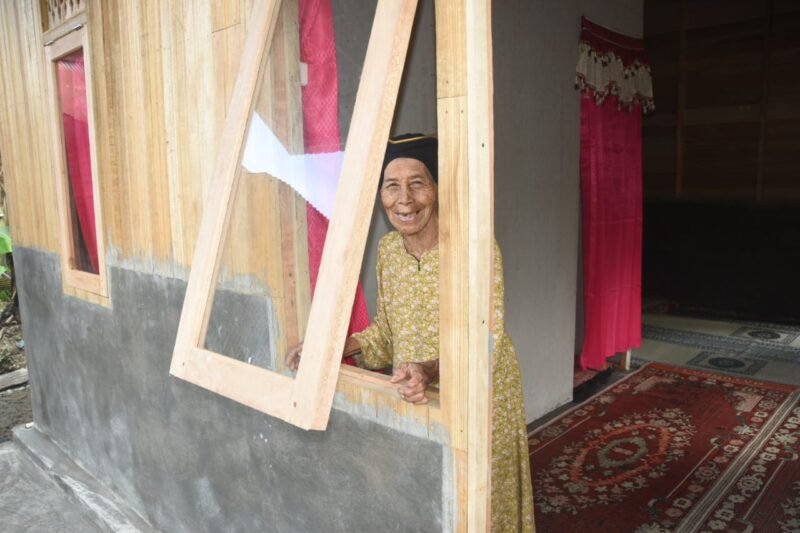 Kebahagiaan Nenek Kurba: Rumah Layak Huni Impian Terwujud Berkat TMMD Kodim HST