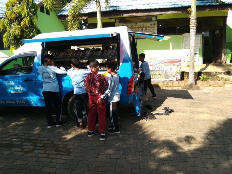 Siswa-Siswi SDN 1 Gunung Melati Sambut Antusias Kehadiran Perpustakaan Keliling TMMD Ke-124 Kodim 1009/Tla