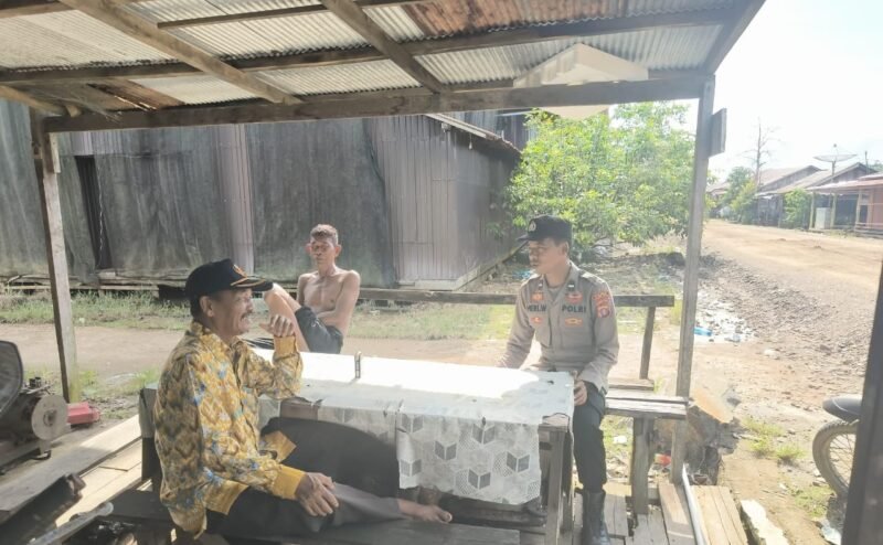 Sambangi Warga Dengan Humanis, personel Polsek Sebangau Kuala Sampaikan Pesan Kamtibmas kepada Warganya