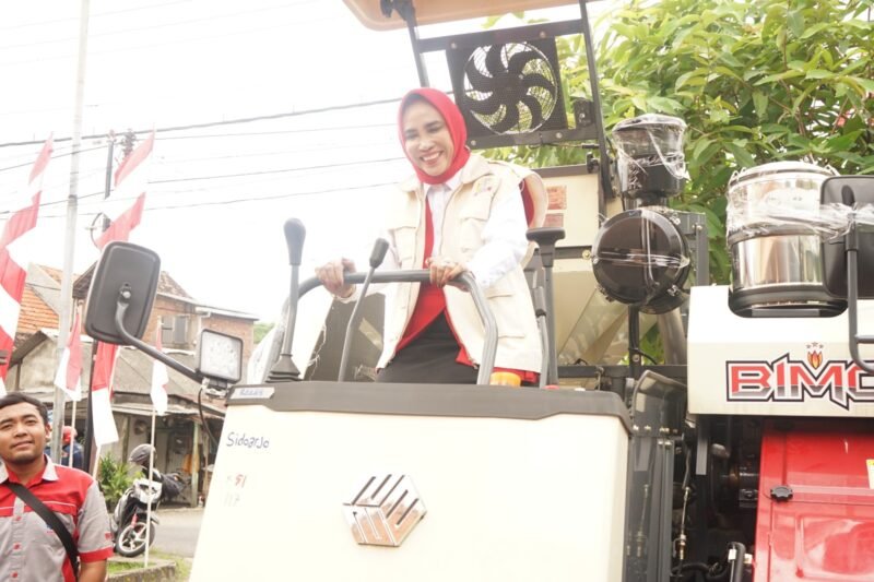 Kelompok Tani Sidoarjo Dapat Bantuan 15 Handtraktor dan 1 Alsintan