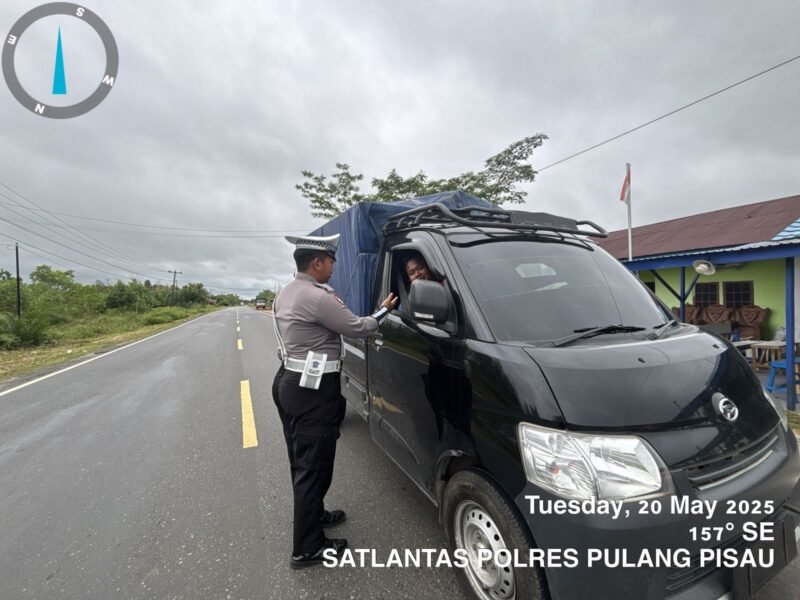 Anggota Satlantas Polres Pulang Pisau Memberi Teguran Kepada Pengemudi Yang Tidak Menggunakan Sabuk Pengaman dengan baik