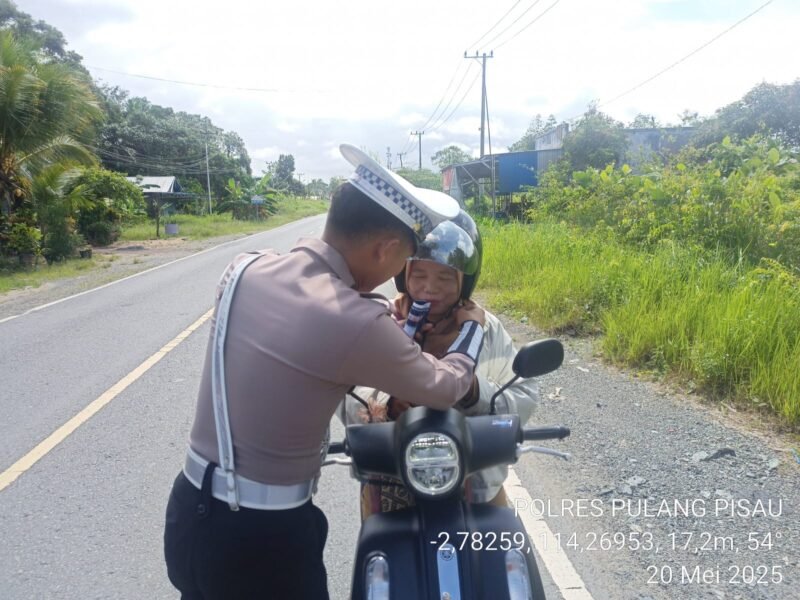Pastikan Bunyi Klik Saat Memakai Helm, Himbauan Yang Diberikan Personel Satlantas Polres Pulang Pisau
