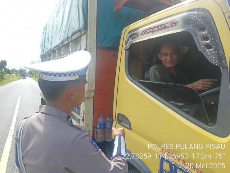 Satlantas Pulang Pisau Tegur Pengemudi Tanpa Sabuk Pengaman