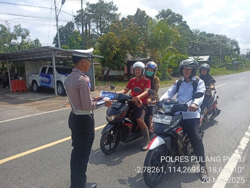 Sat Lantas Polres Pulang Pisau Laksanakan Himbauan Kamseltibcarlantas Secara Humanis untuk Cegah Kecelakaan
