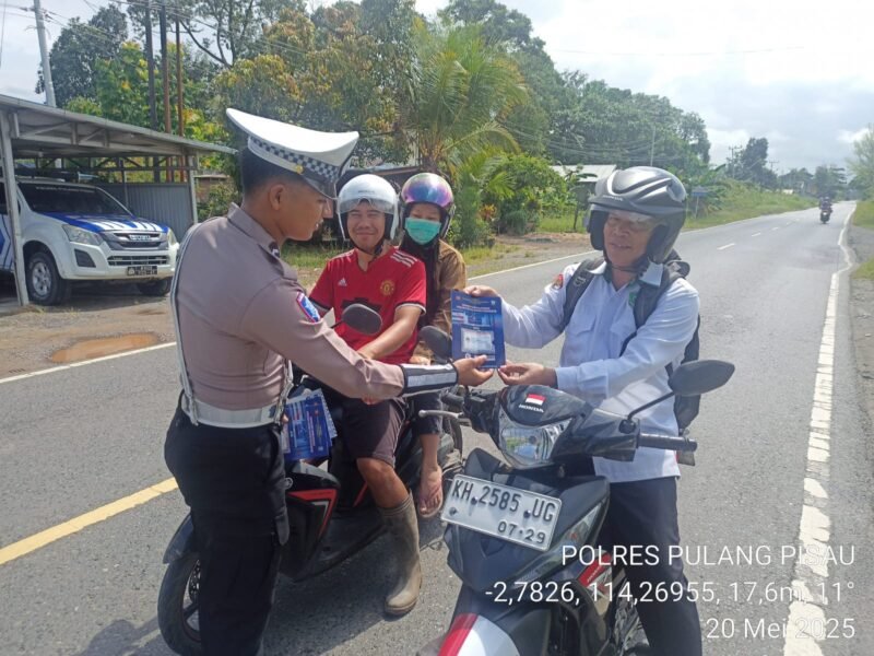 Satlantas Polres Pulang Pisau Bagikan Brosur Kamseltibcarlantas kepada Pengendara
