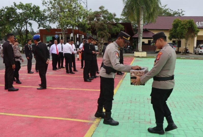 Aksi Sosial Polres Pulang Pisau: Edarkan Kotak Amal Sebelum Apel untuk Bantu Warga yang Membutuhkan