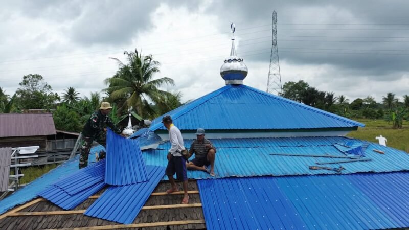Satgas TMMD HST Terus Gesa Rehabilitasi Rumah Ibadah, Pasang Atap Langgar Darussalam