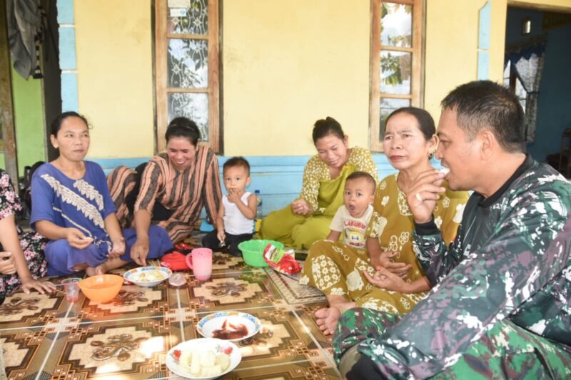 Kehangatan Sambutan Ibu-ibu Pengambau Hilir Luar Kepada Satgas TMMD