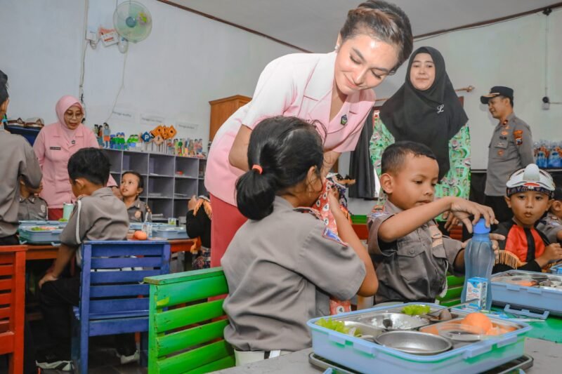 Asta Cita, Polres Ngawi Berbagi Makanan Bergizi dan Susu di Taman Kanak - kanak
