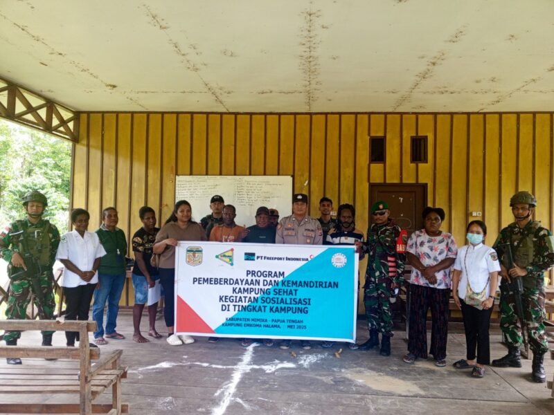Pembinaan Teritorial, Satgas Pam Obvitnas Yonif 611/Awang Long Dampingi Tenaga Kesehatan Program Kampung Sehat di Distrik Agimuga