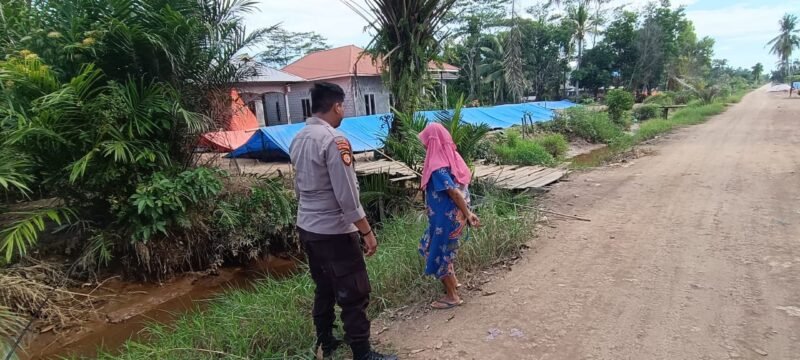 CEGAH GANGGUAN KAMTIBMAS DAN JALIN SILATURAHMI, BHABINKAMTIBMAS SAMBANGI WARGA DESA BINAAN