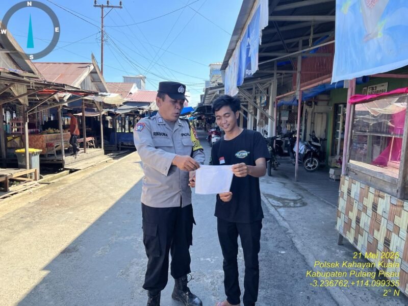 Personel Polsek Kahayan Kuala melaksanakan sosialisasi Maklumat Kapolda Kateng terkait mengemukakan pendapat di muka umum