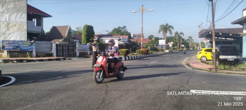 Wujud Pelayanan Kepada Masyarakat Di Pagi Hari, Personel Satlantas Polres Pulang Pisau Melaksanakan Penjagaan