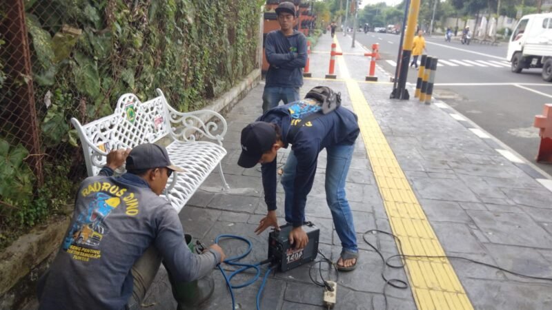 Foto: Pegawai Dinas PUPar Batu Pasang Kursi Model Eropa di pendistrian Trotoar Jl. Panglima Sudirman Batu.