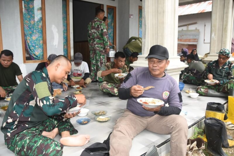 Santap Siang Penuh Kehangatan, Satgas TMMD dan Warga Pengambau Hilir Luar Eratkan Tali Silaturahmi