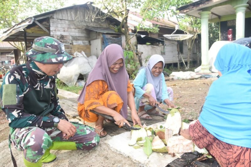 Kemanunggalan di Dapur: Emak-emak Pengambau Hilir Luar Siapkan Santap Siang untuk Satgas TMMD