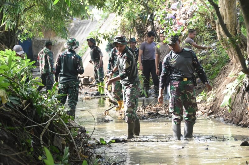 Satgas TMMD Ke-124 Kodim 1002/HST Bersih-bersih Sungai, Antisipasi Banjir di Pengambau Hilir Luar