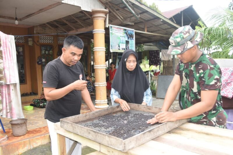 Satgas TMMD ke-124 Kodim 1002/HST Temukan Potensi UMKM Jamu Pinang di Pengambau Hilir Luar