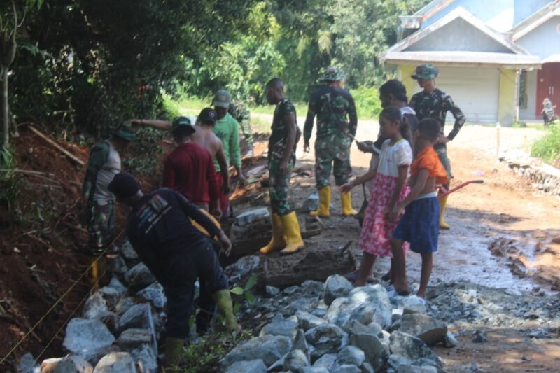 Antusias Anak-Anak Desa Gunung Melati Melihat Anggota Satgas TMMD Ke-124 Kodim 1009/Tla Bergotong Royong