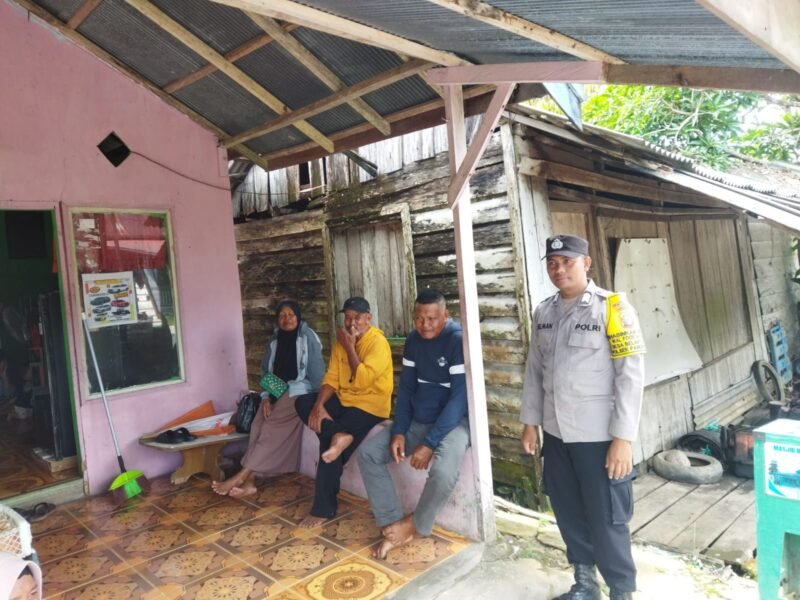 Bhabinkamtibmas sambang dan memberikan himbauan kamtibmas Kepada warga