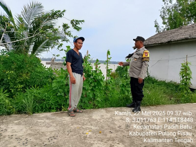 Bhabinkamtibmas Desa Dandang Sambangi Masyarakat Desa Binaan sekaligus Sisipkan Pesan Kamtibmas terkait pemanpaatan perkarangan Untuk Menanam Tanaman Pangan Bergizi