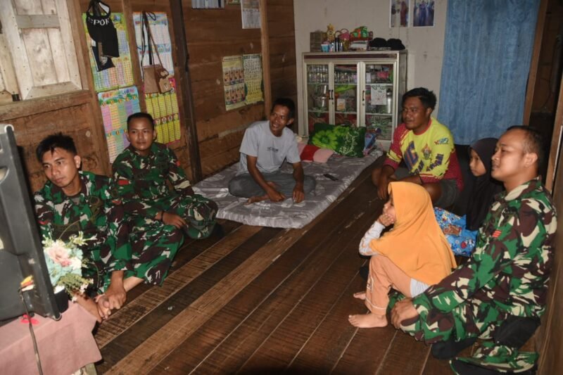 Kehangatan Malam di Haruyan: Satgas TMMD Jalin Keakraban dengan Keluarga Asuh