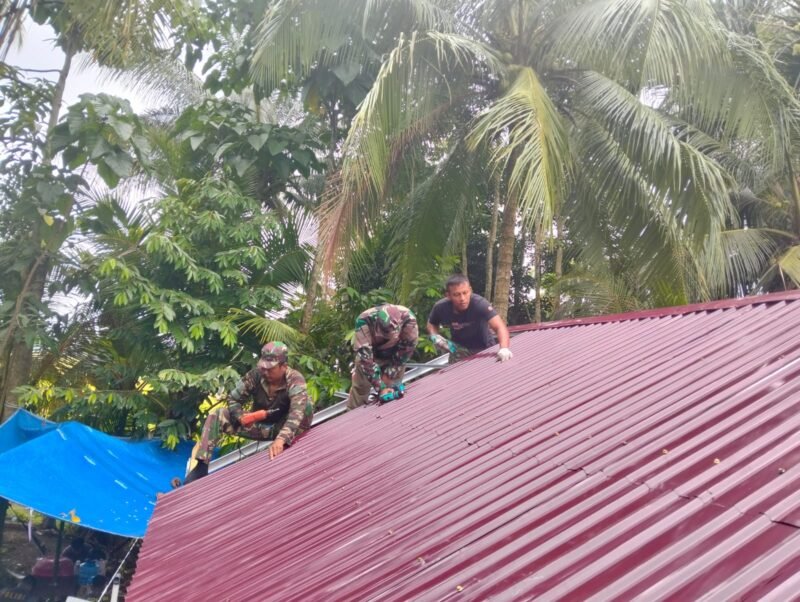 Satgas TMMD ke-124 Kodim 1002/HST Genjot Rehab Rumah Ardiansyah: Pemasangan Atap Dimulai